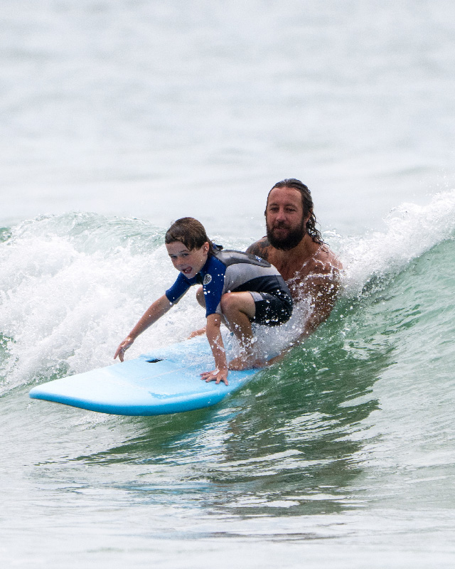 Żółta deska surfingowa